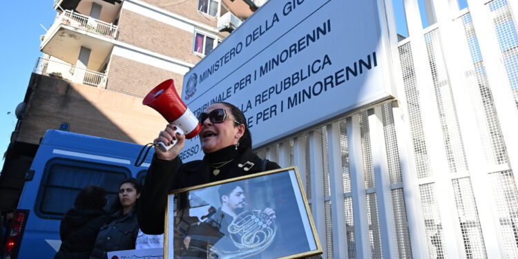 Raduno davanti Tribunale minorenni