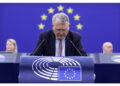 Il commissario Ue con Schlein alla statua di Matteotti