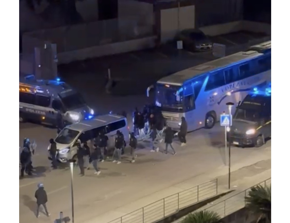 Scontri al derby Cosenza-Catanzaro, ferito un poliziotto
