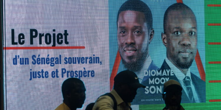 Festa nelle strade di Dakar. Tra 9 giorni le elezioni nel Paese