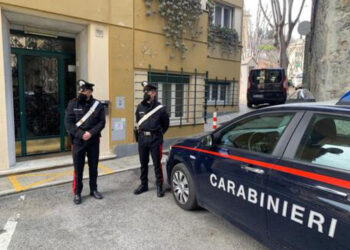 A Genova. Sul posto i carabinieri avvertiti da un'amica