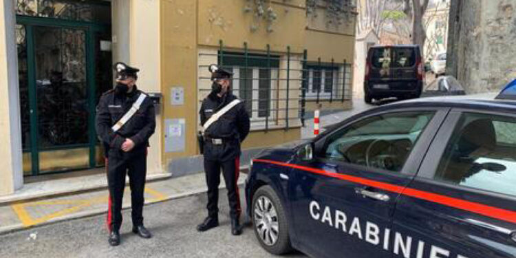A Genova. Sul posto i carabinieri avvertiti da un'amica