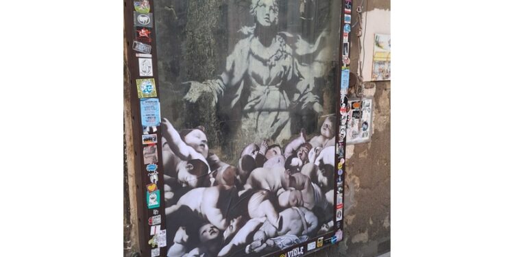 Sconosciuti coprono con adesivi 'Madonna con la pistola'