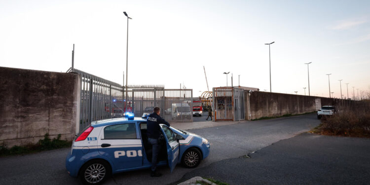 A fuoco sterpaglie dopo bomba carta durante sit-in