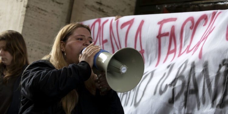 Il rettore: 'ferma condanna di ogni forma di violenza'