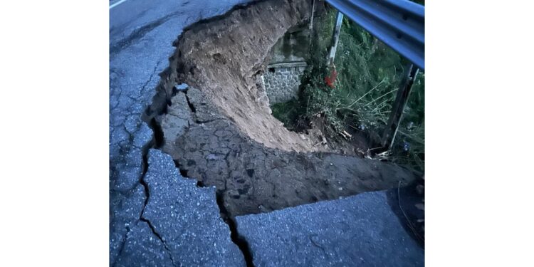 Hanno ceduto una decina di metri di strada