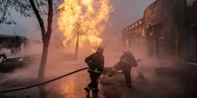 Missili e droni russi hanno bersagliato stamattina la capitale