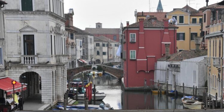 Incidente stamani a Chioggia durante avvicinamento al cassonetto