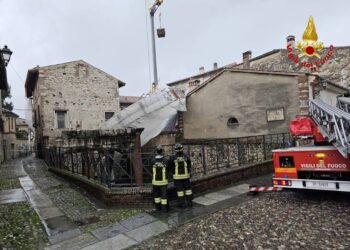 Vigili del fuoco verificano se ci sono danni