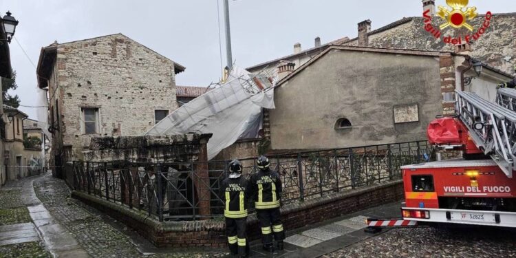 Vigili del fuoco verificano se ci sono danni