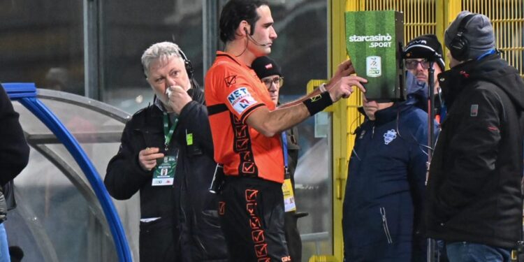 L'arbitro Camplone il Como-Modena (foto Roberto Colombo)