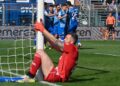 L'esultanza dei lariani, e la delusione del portiere del Pisa, dopo la rete del momentaneo 2-0 (foto Roberto Colombo)