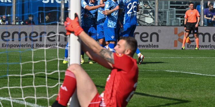 L'esultanza dei lariani, e la delusione del portiere del Pisa, dopo la rete del momentaneo 2-0 (foto Roberto Colombo)