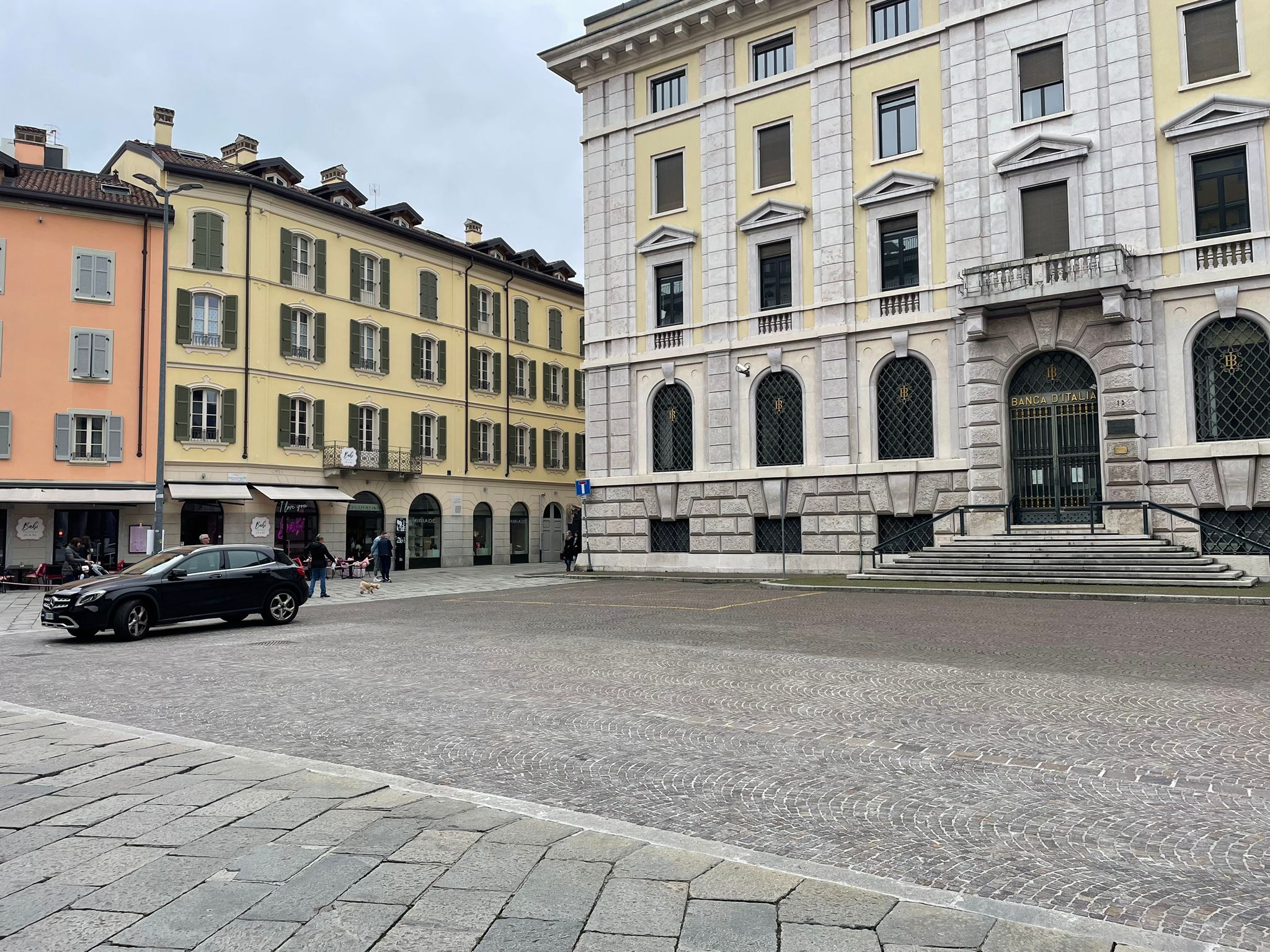 Como, piazza Perretta diventa pedonale. Arrivano i divieti: stop alla sosta delle auto