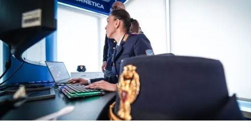 Migliaia di immagini pedopornografiche, cinque arresti in Lombardia. Perquisizioni nel Canturino