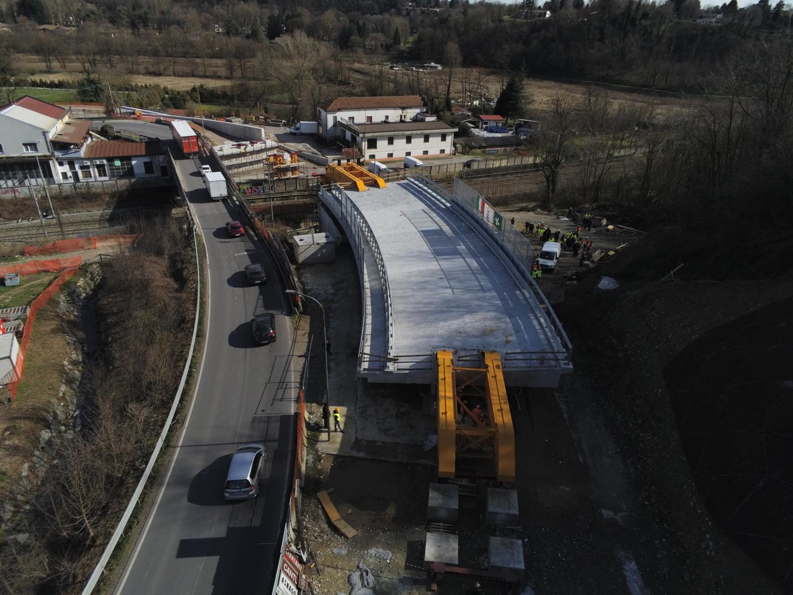 Cantù-Cermenate, da questa notte la fase clou della posa del nuovo ponte. Treni sospesi