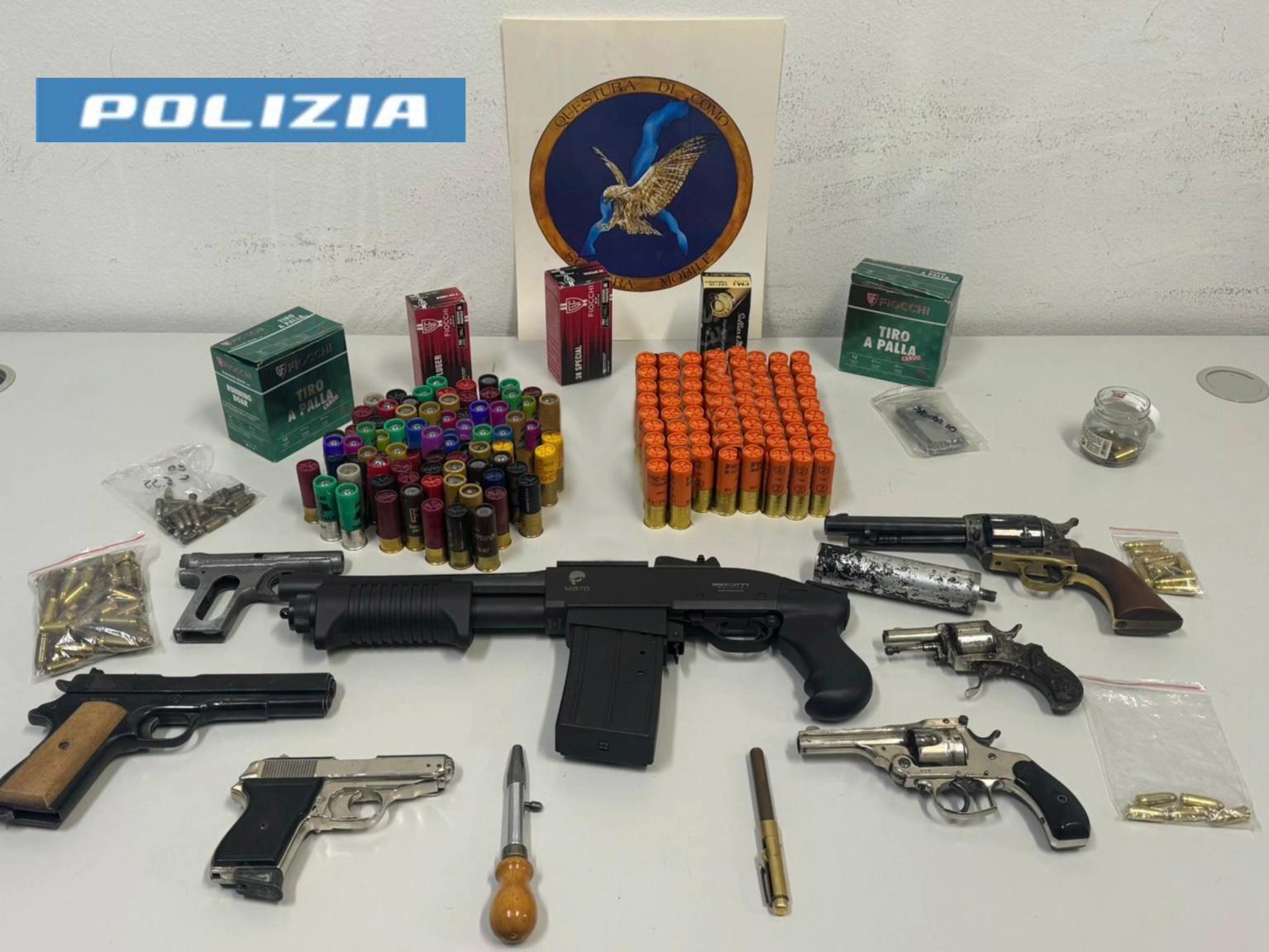 Viaggia con una penna-pistola in tasca e nasconde a casa un arsenale, 40enne arrestato dalla polizia
