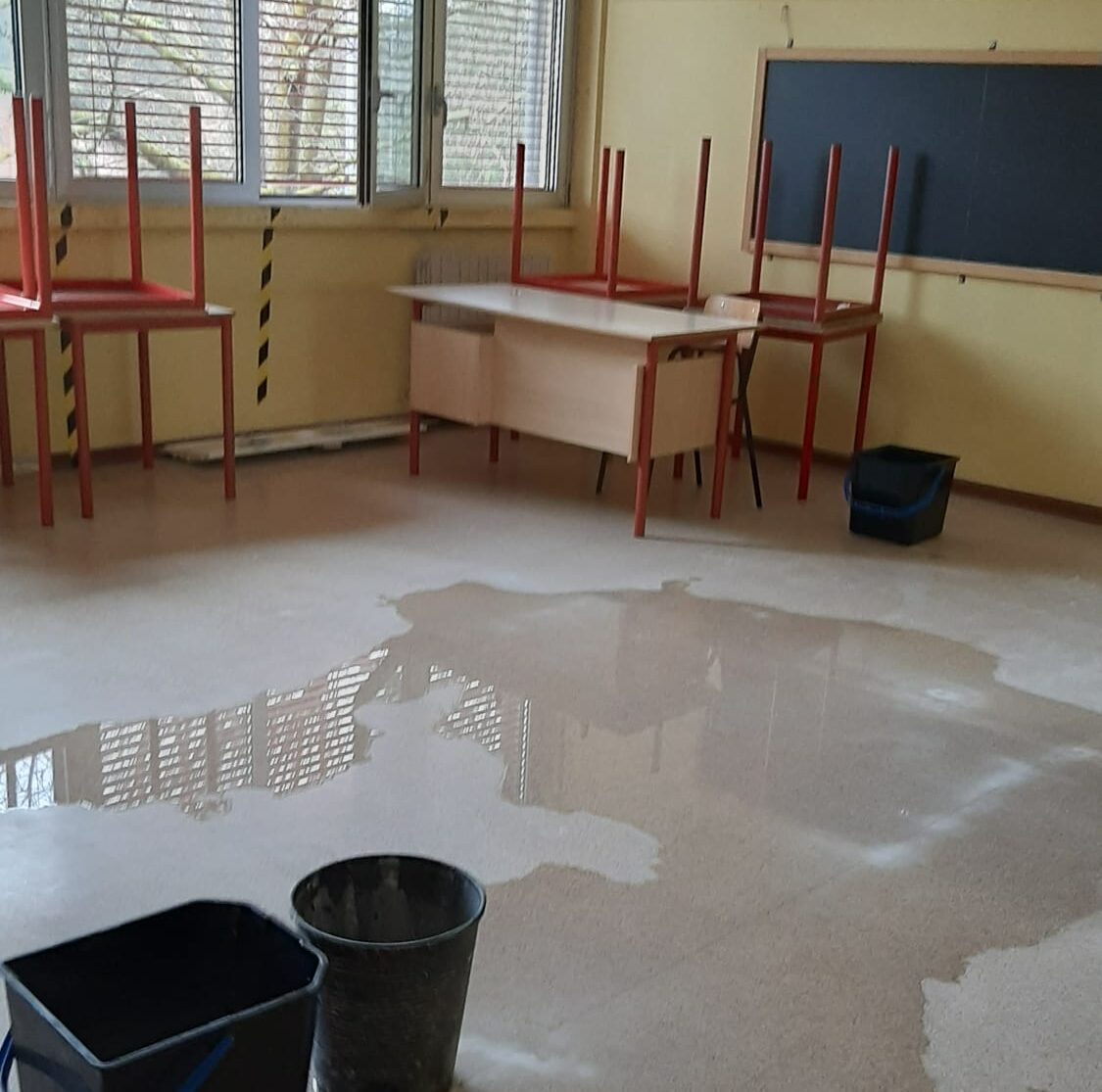 Piove nelle aule di Como. Via Isonzo: alunni scortati dalla polizia in un’altra scuola