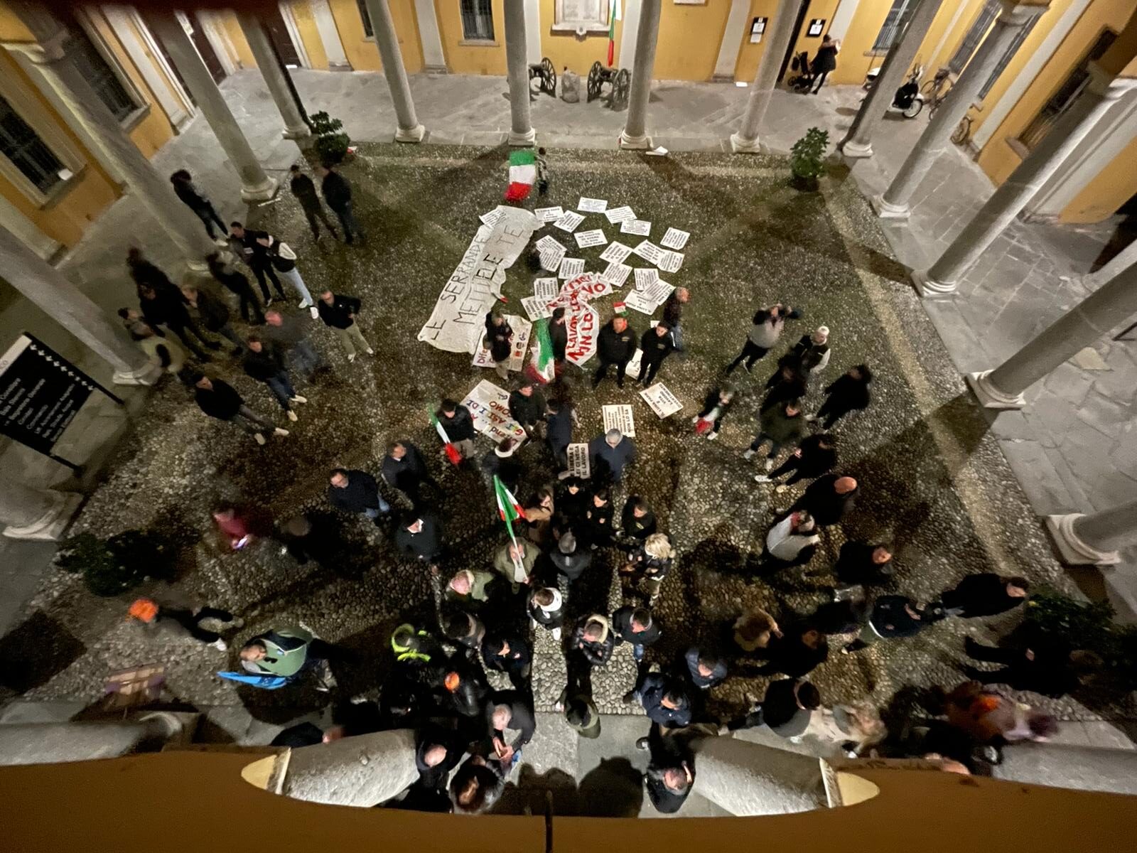 Luna park e nidi chiusi, la protesta in Comune. Il sindaco: “Decisioni impopolari ma andavano prese”