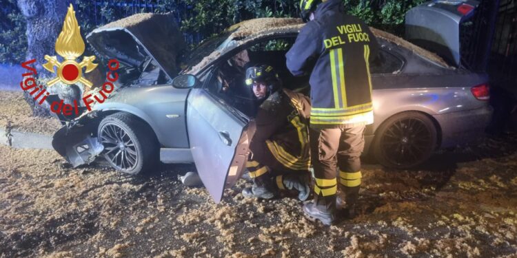 Incidente a Como, auto contro albero. Ferita una 37enne