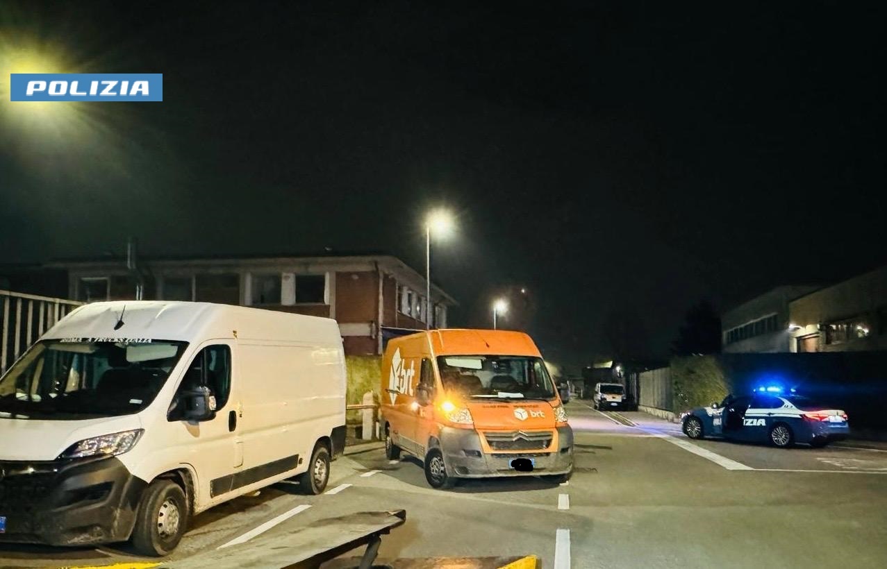 Assalto alla logistica a Casnate, nove mezzi per bloccare la strada. In azione 11 persone incappucciate