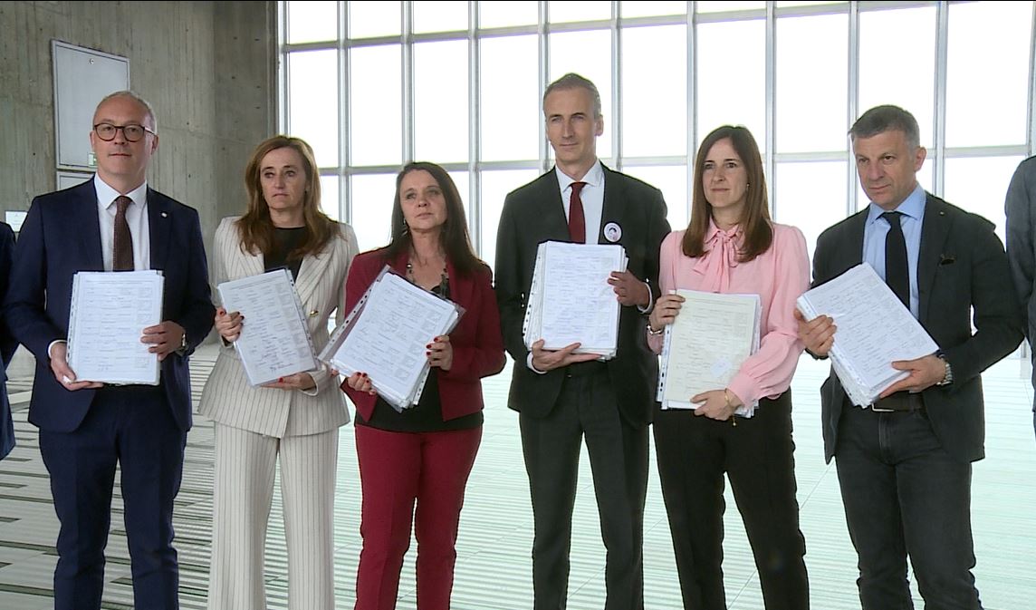 La consegna delle 14mila firme per salvare l’ospedale di Menaggio. I comaschi in Regione: “Uniti per il territorio”