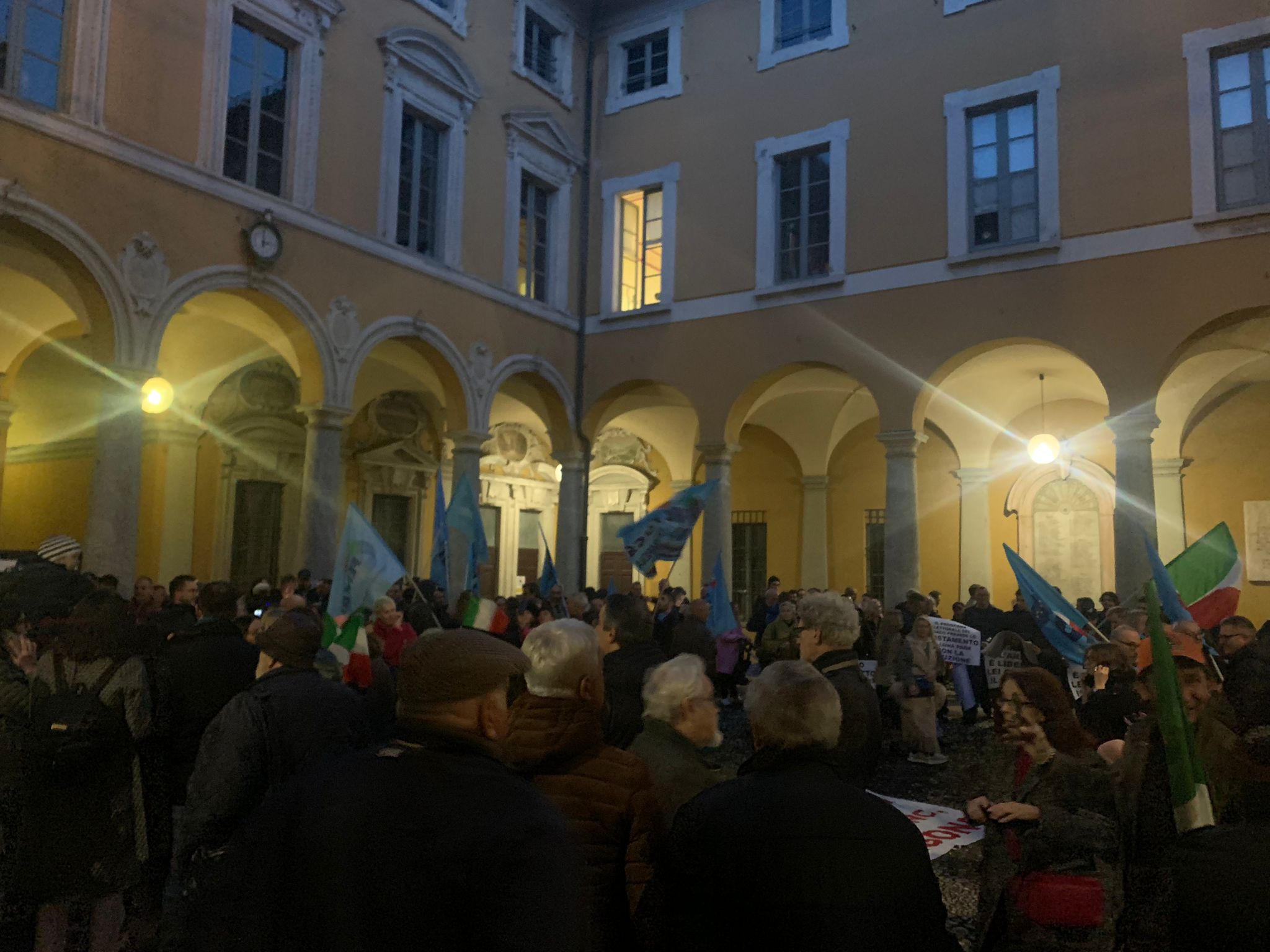 Luna park e asili nido chiusi, giostrai e genitori in consiglio comunale con fischietti e cartelli