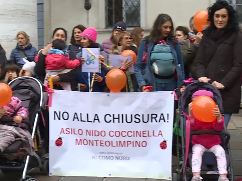 Chiusura degli asili nido di Como. Flash mob delle famiglie e raccolta firme in piazza Verdi
