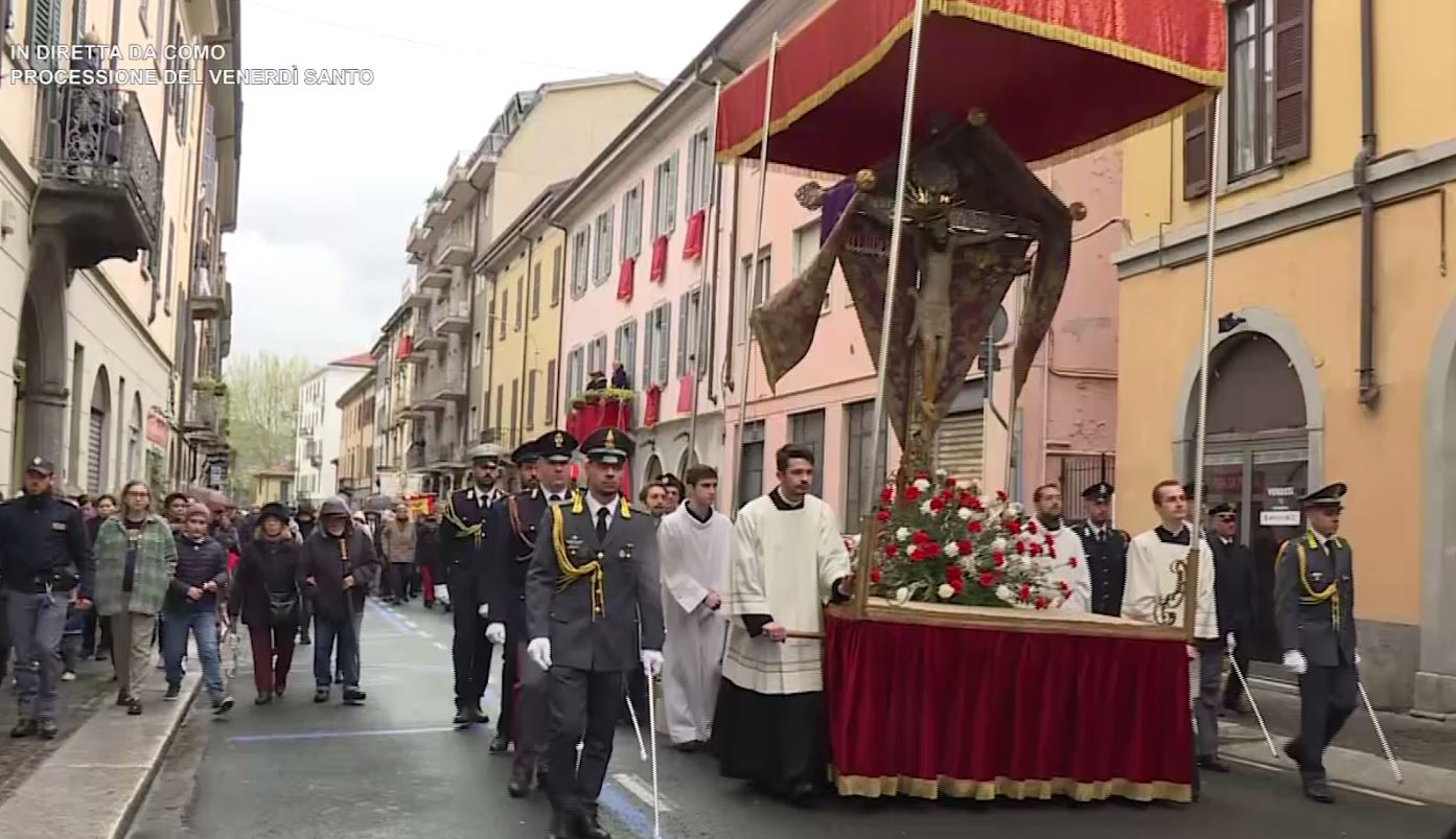 Venerdì Santo, la processione di Como. Il cardinale Cantoni: “Quanto sangue provocato dalla ferocia umana”