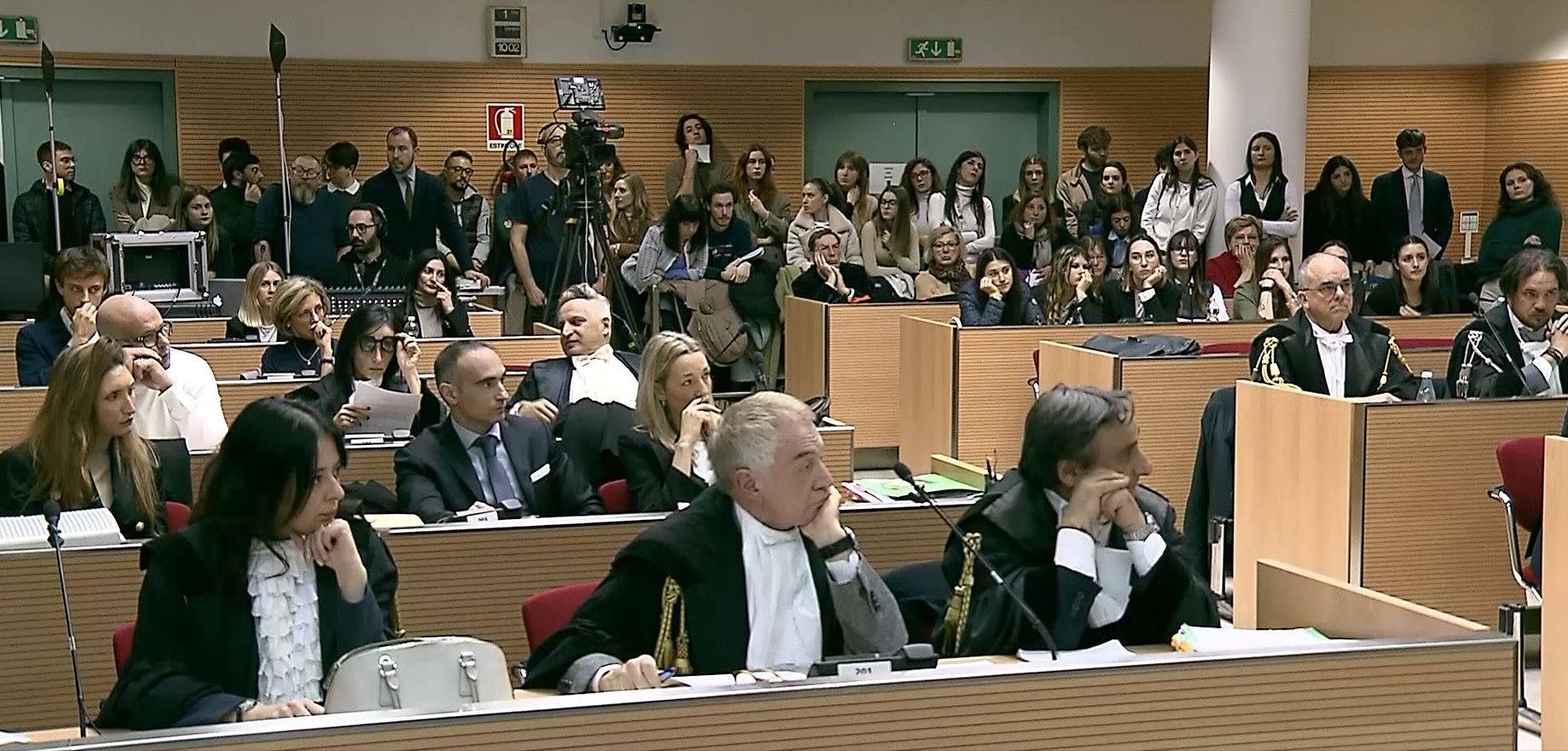 Strage di Erba, prima udienza a Brescia. Olindo e Rosa in aula impassibili, non si fanno riprendere