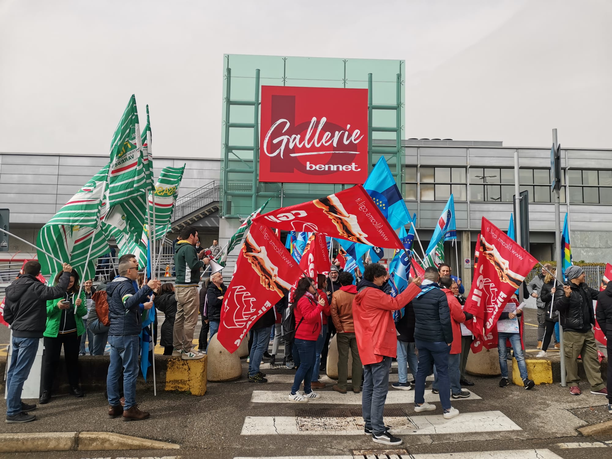Montano Lucino, la protesta dei lavoratori della grande distribuzione