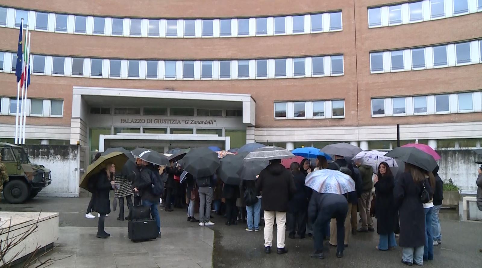 Le famiglie Frigerio e Castagna vittime senza pace. L’assenza in aula: “Chiediamo silenzio e rispetto”