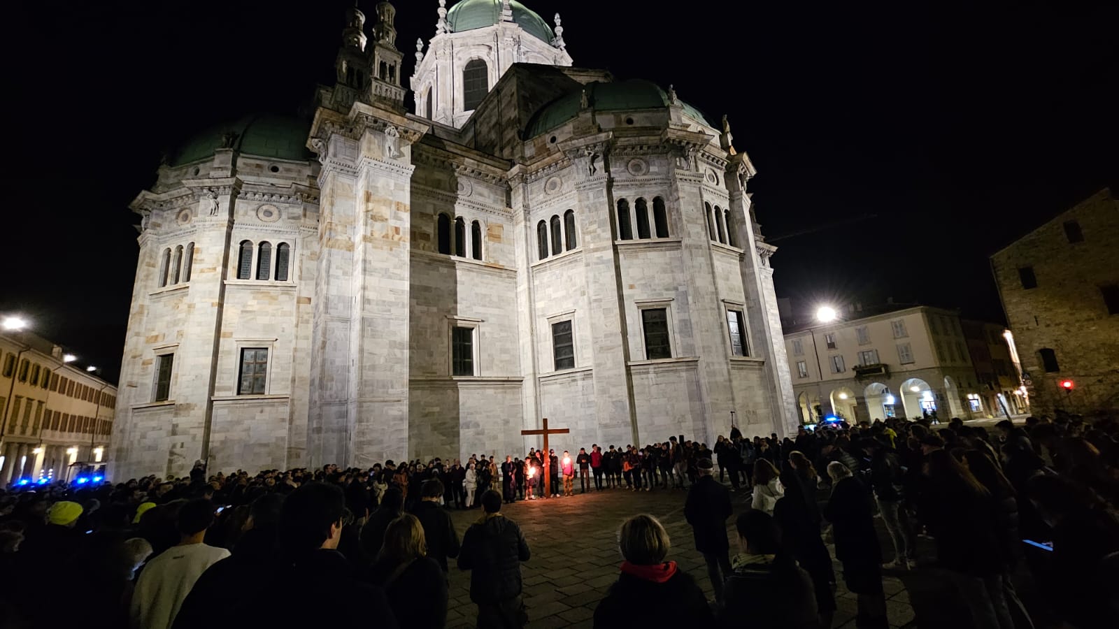 Como, la via Crucis con i giovani. Il cardinale: “Facciamo la nostra parte nel mondo che va male”