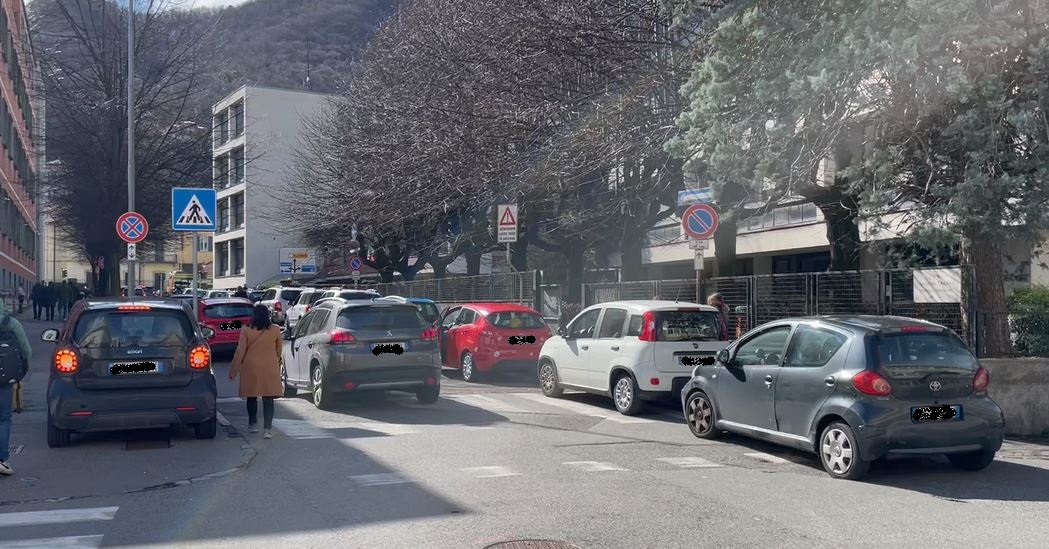 Sosta selvaggia in via Gramsci a Como, il copione si ripete