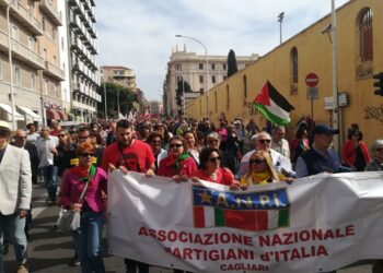 In piazza anche comitato pro Palestina. Presidente Todde a Nuoro