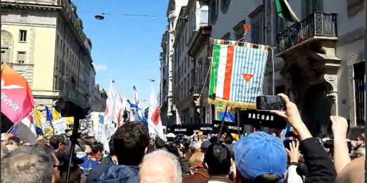 Qualche spintone al corteo tra forze dell'ordine e manifestanti