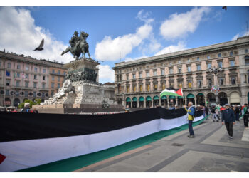 Piazza piena in attesa dell'arrivo del corteo ufficiale