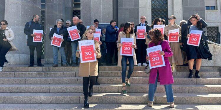 Flash mob davanti al Tribunale di Cagliari