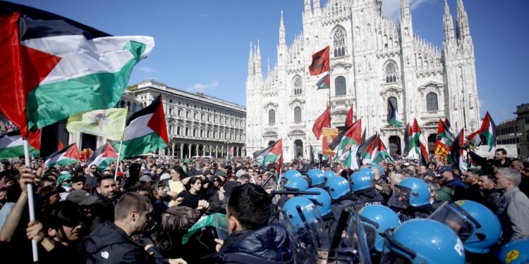 In Duomo fanatici pro Hamas