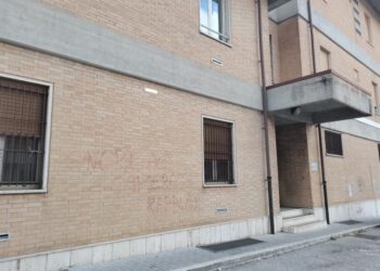 Su un muro a Campobasso vicino alla sede del Consiglio regionale