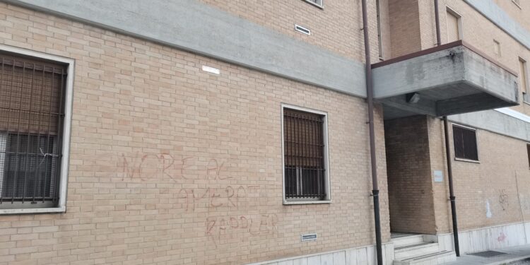 Su un muro a Campobasso vicino alla sede del Consiglio regionale