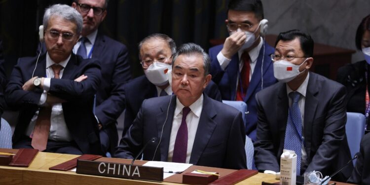 Wang Yi esprime pieno sostegno e chiede cessate fuoco immediato
