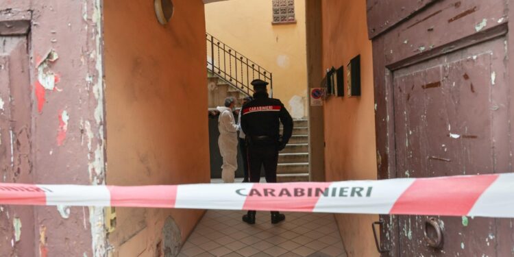 Entrambi con le vene dei polsi recise. Ipotesi omicidio suicidio