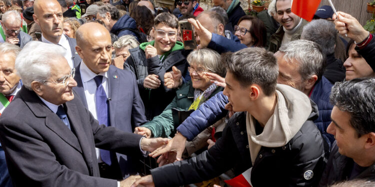 Da Mattarella riconoscimento ai giovani per azioni collettive