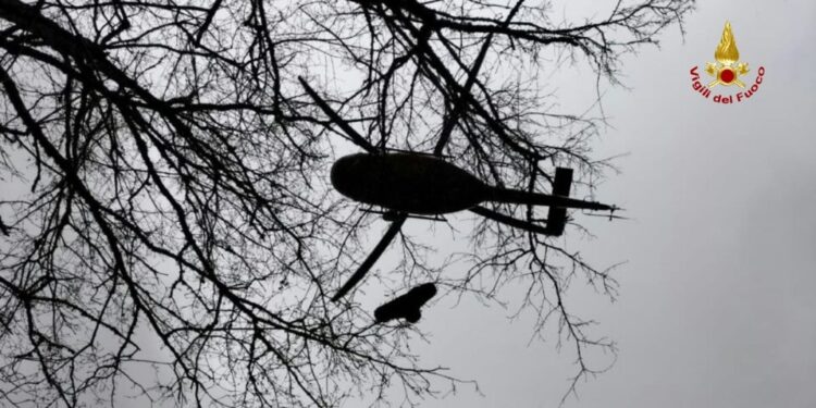 Due persone recuperate con verricello calato da un elicottero