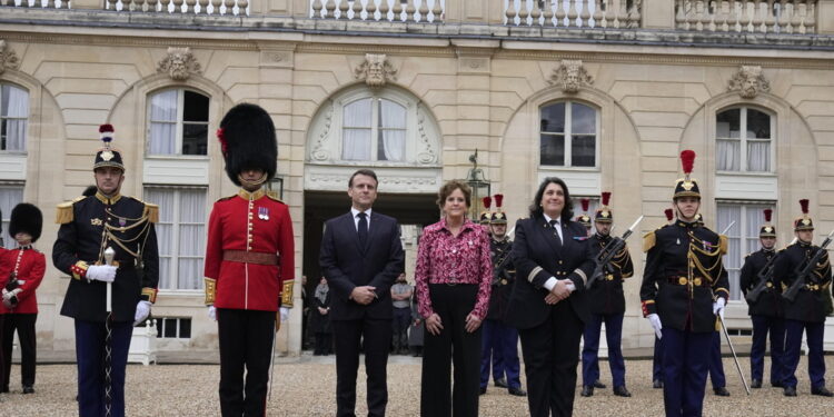 Cambio della guardia incrociato all'Eliseo e Buckingham Palace