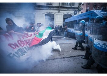 Contatto tra manifestanti e forze dell'ordine a Torino