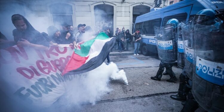 Contatto tra manifestanti e forze dell'ordine a Torino