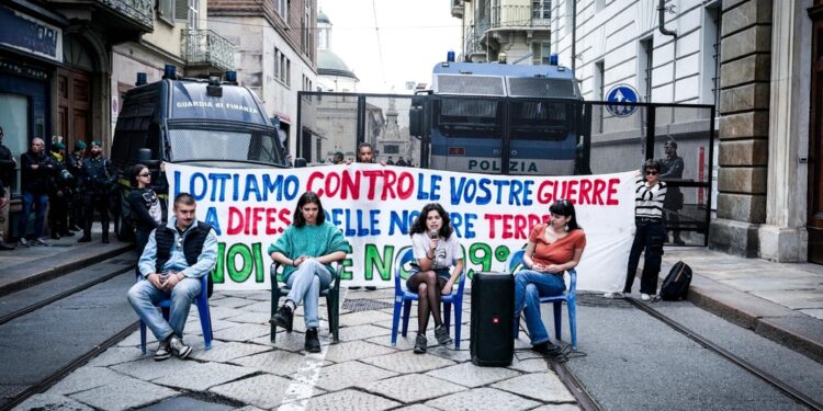 Portavoce dei manifestanti: "Tra noi una decina di feriti