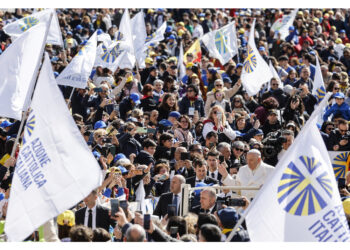 Francesco incontra a Piazza San Pietro l'Azione Cattolica